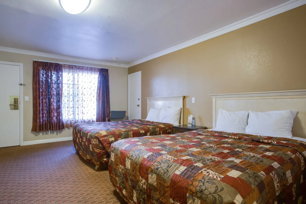 Abbys Anaheimer Inn - Across Disneyland Park