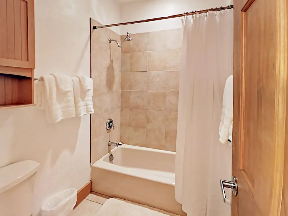 2010 Vermont Duplex #1B West 4 Bedrooms 3 Bathrooms Duplex
