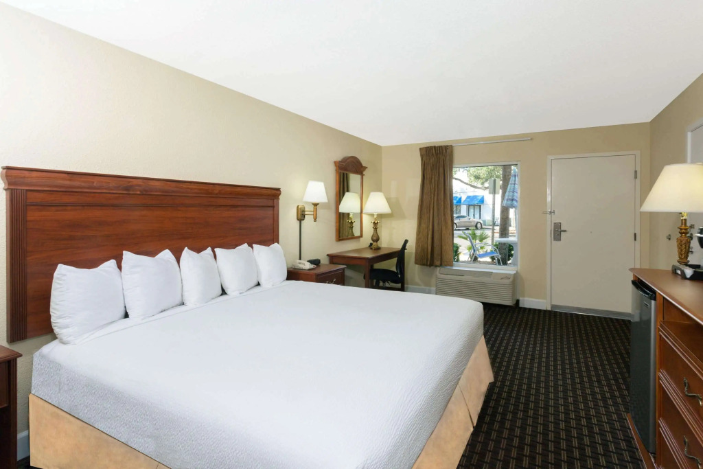 Days Inn by Wyndham Port Charlotte Town Center