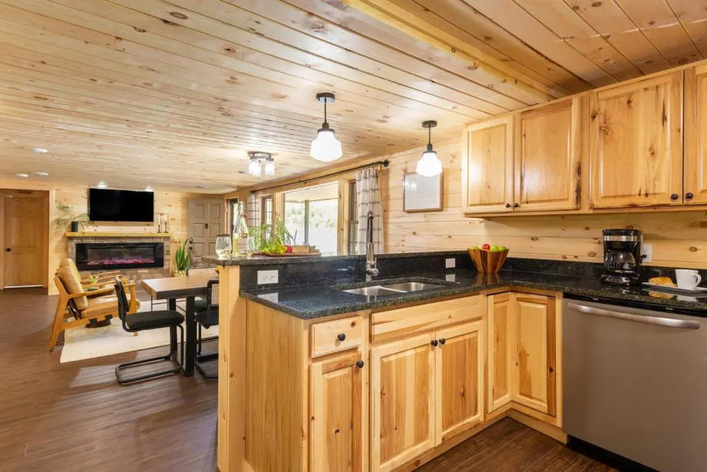 Carter Creek by Avantstay Secluded Yard w/ Creek + Suite