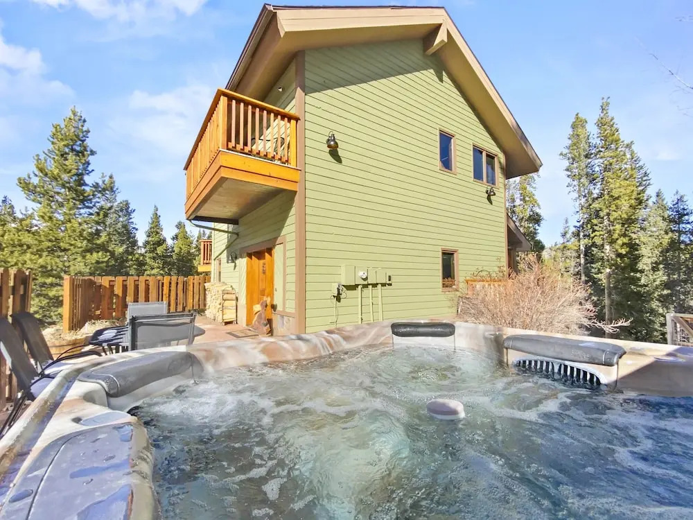 Moose Hill Lodge 5 Bedroom Home by RedAwning
