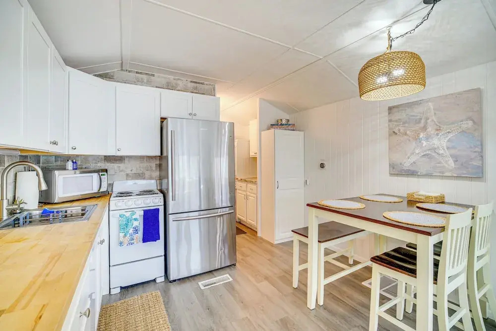 Island Cottage in Jensen Beach w/ Pool Access!