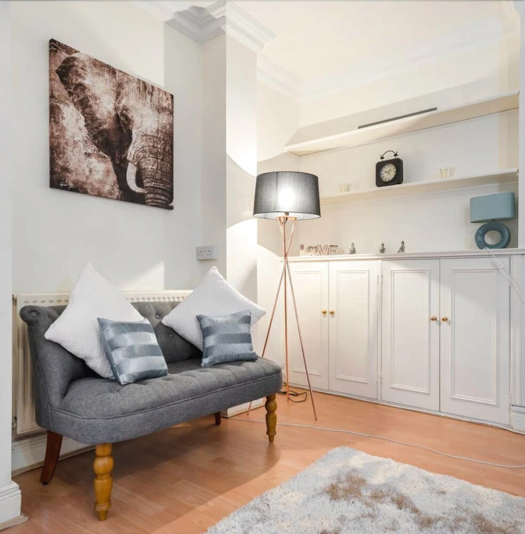 Spacious 2BR Home in Islington - up to 6 Guests!