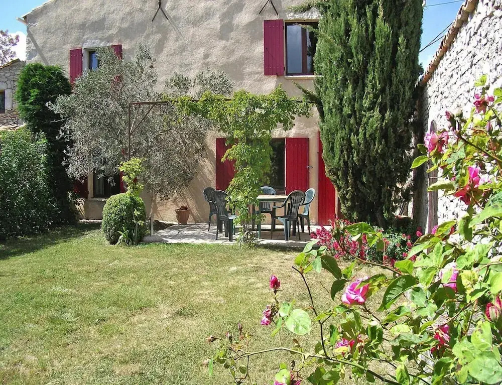 Private Garden House in Redortiers