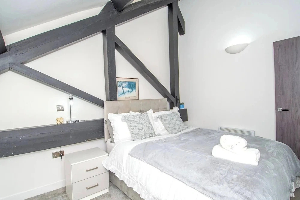 Charming 2-bedroom Apartment in Bradford With City Views