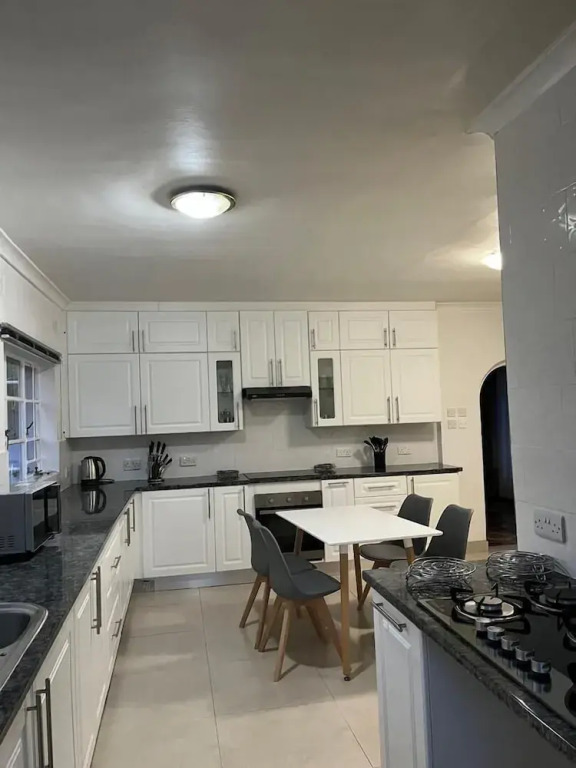4-bedroom Retreat With Lush Gardens Pool- 2346