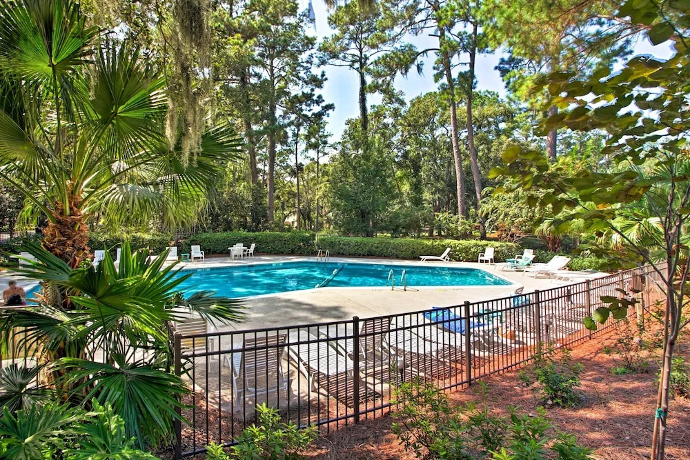 Villa w/ Golf Course Views, Walk to Harbour Town