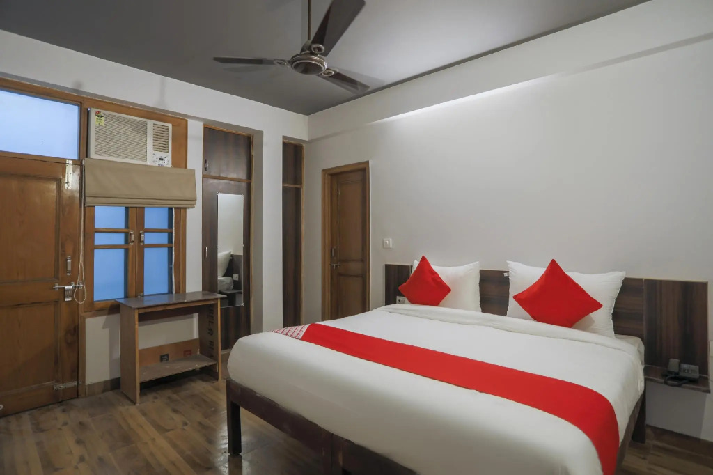 Oyo 74939 Silver Key Residency