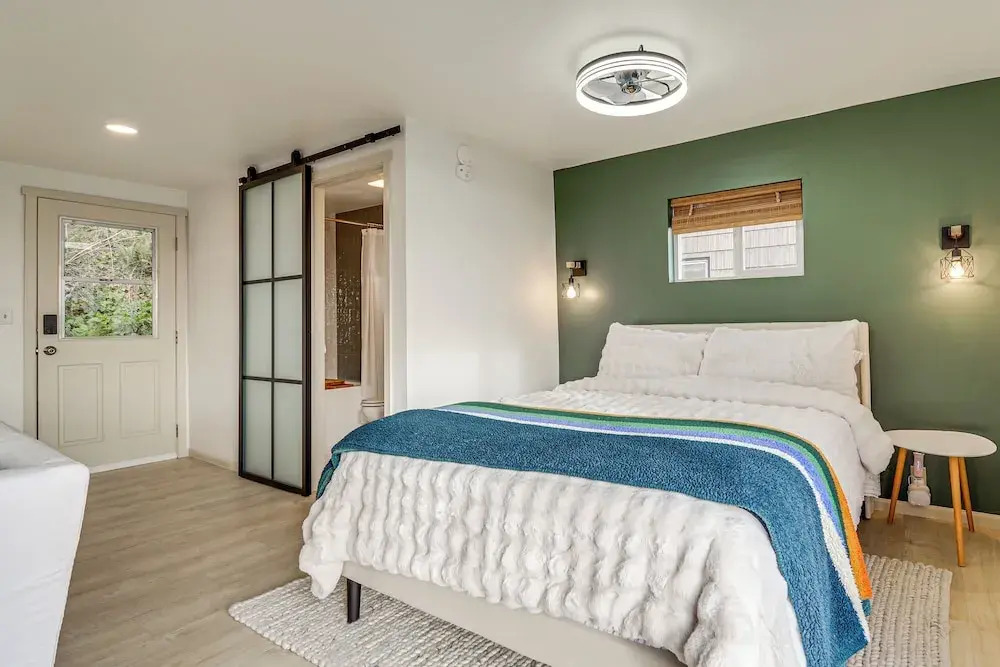 Private Beach & Views! Family Retreat in Freeland