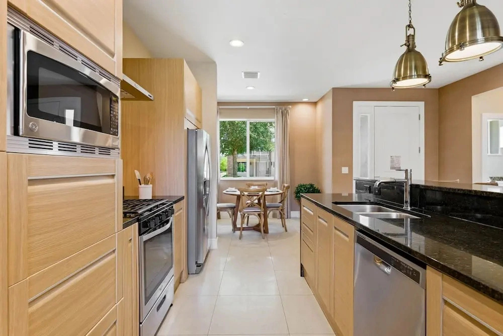 Designer 4BR Getaway Sleek Laminate Floors