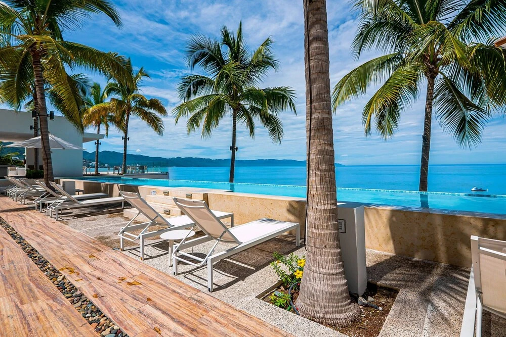 Luxury Apartment With Infinity Pool, Ocean Views, Balcony & Easy Downtown Access