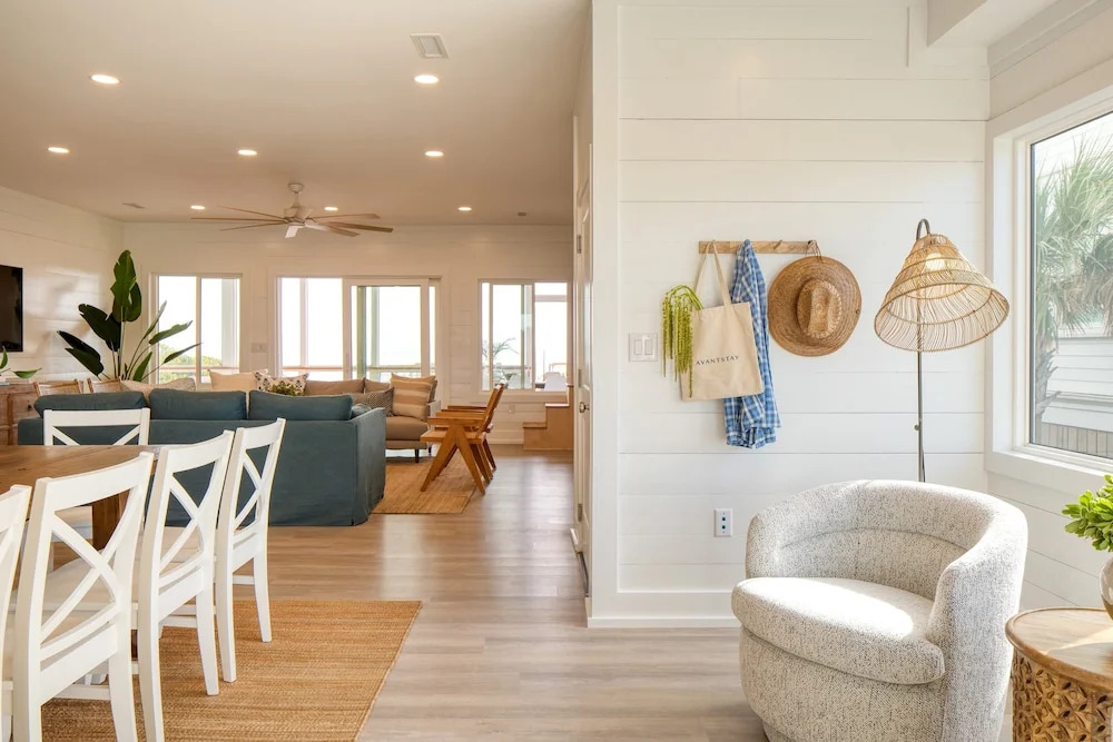 Ocean's Eye by Avantstay Beach Front Home w/ Roof Top, Pool & Putting Green!