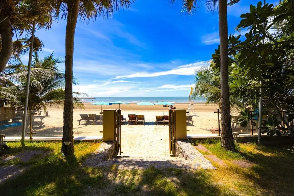 Beachfront Studio Condo-Seaview BW1