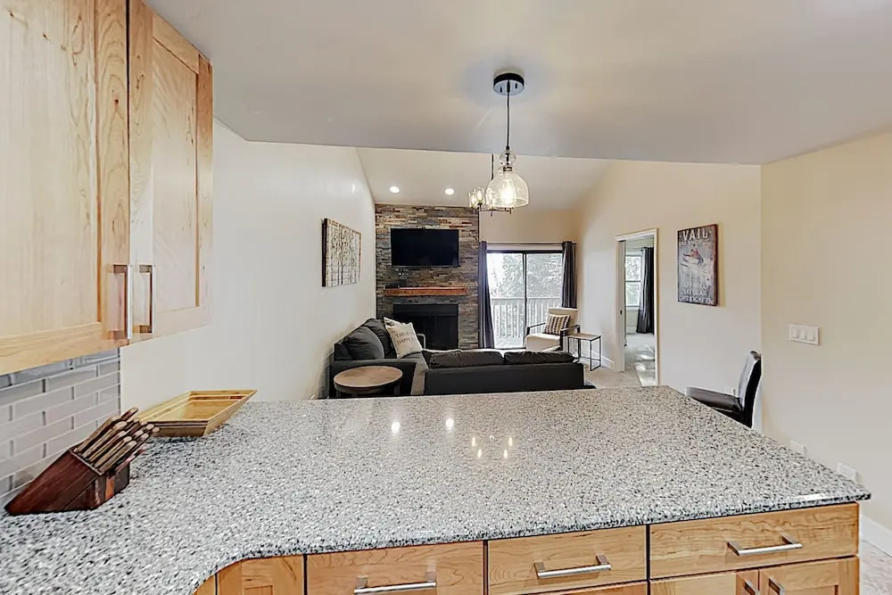 New Listing! Sparkling 4 Min. From Lifts 3 Bedroom Condo