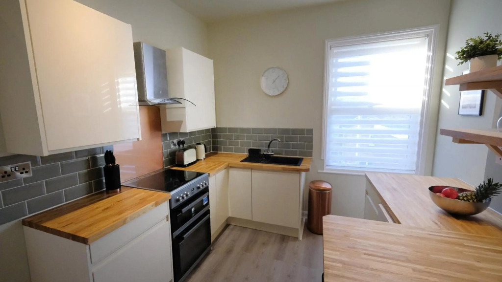 Crows Nest - Sleeps 6 nr North Bay beach and town