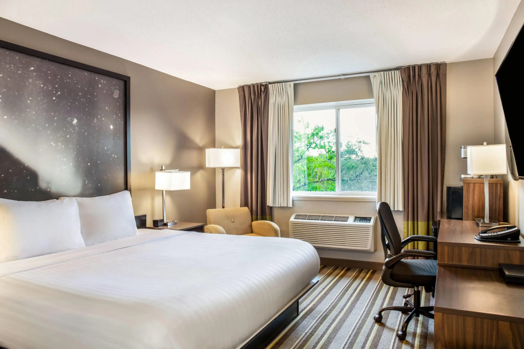 Super 8 by Wyndham Winnipeg West