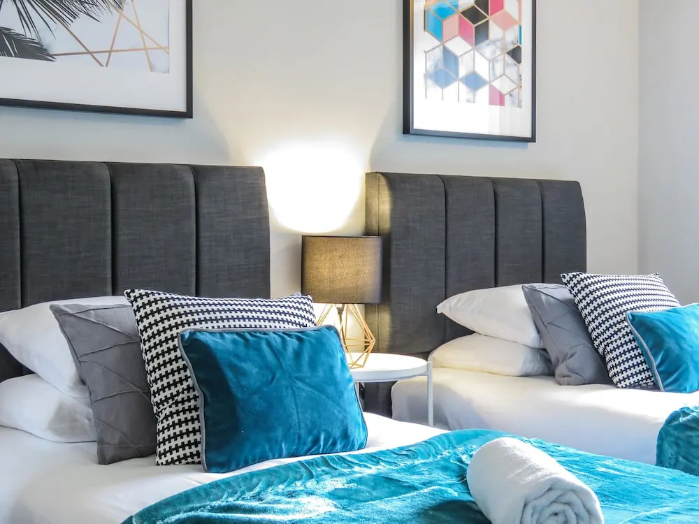 Tudors eSuites Birmingham City Centre House Private Garden