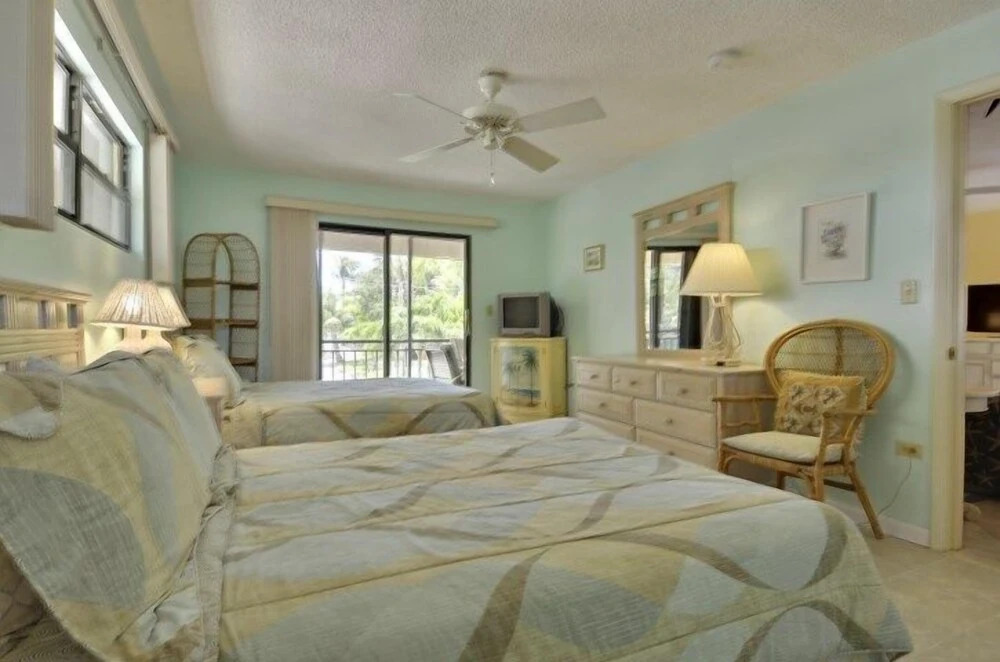 Beautiful 2 bedroom with Boat Slip 2 Home by RedAwning