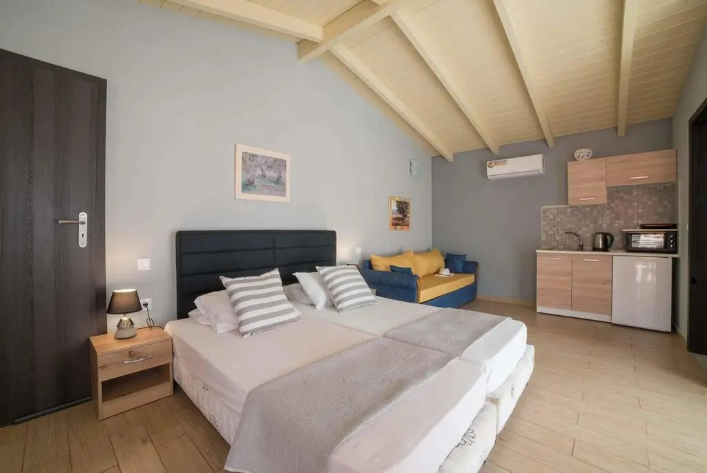 Tsolakis Studios & Apartments
