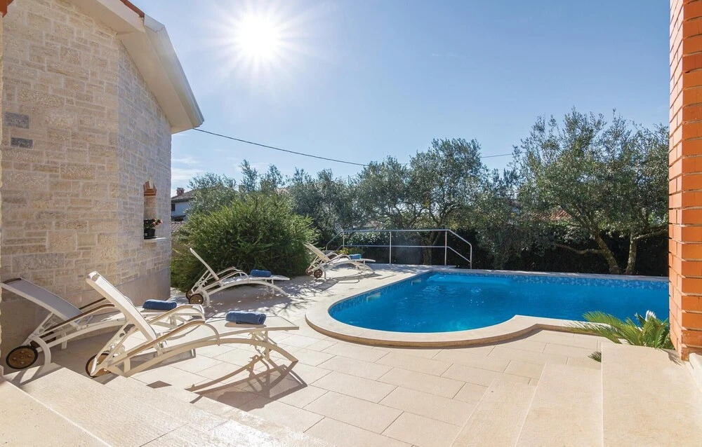 Nice Home in Tar with Hot Tub, WiFi & 4 Bedrooms