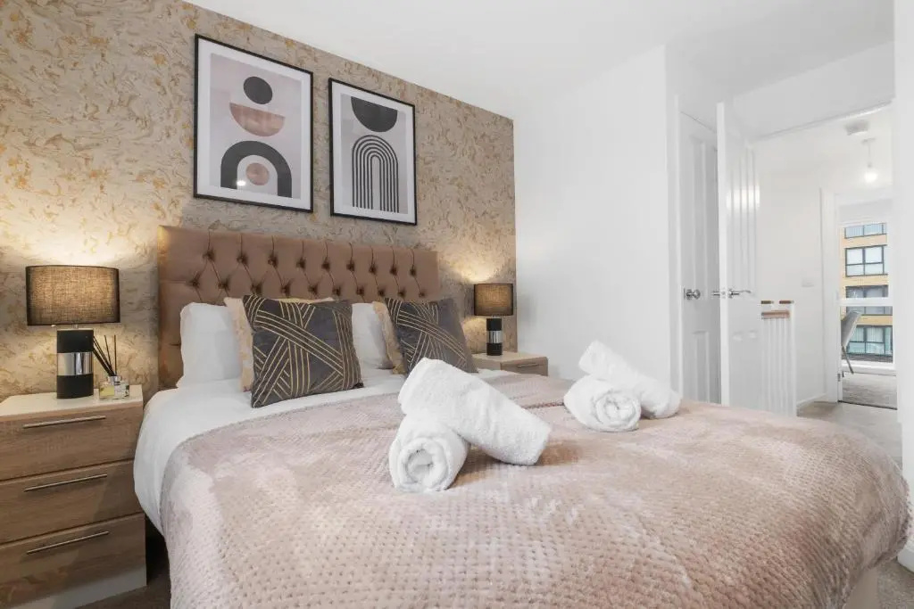 Luxury 2 Bed House City Centre ✘ BBQ & GARDEN ☆ FAMILY FRIENDLY→ Swingball & Outdoor Furniture - FREE PARKING → With 50 Inch Smart TV, FREE NETFLIX & WIFI ✘ Comfy Seating Area - BY MAEVELA®