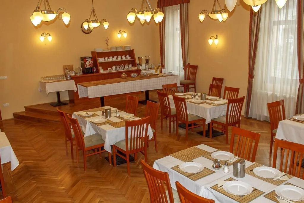 Pannon Hotel Bejelentkezés 20 óráig, Check-in until 20 oclock, Einchecken bis 20 Uhr