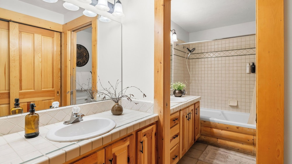 Mountain Charm, Stone Fireplace, Chef's Kitchen, & Balcony Cedar Ridge by Avantstay