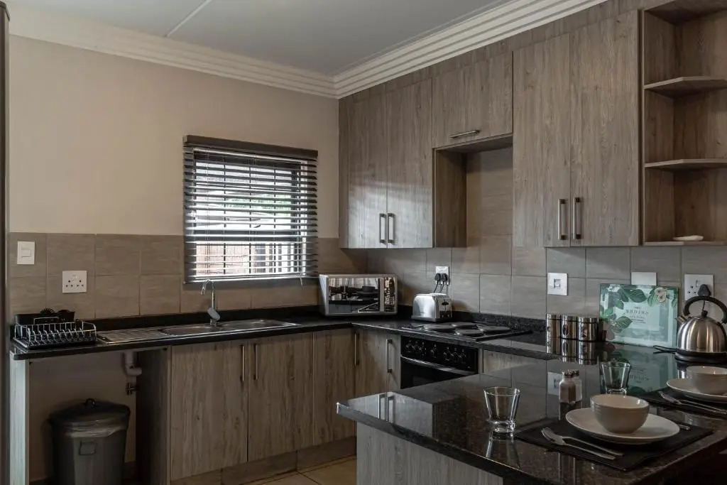 Camelot Guest House & Apartments