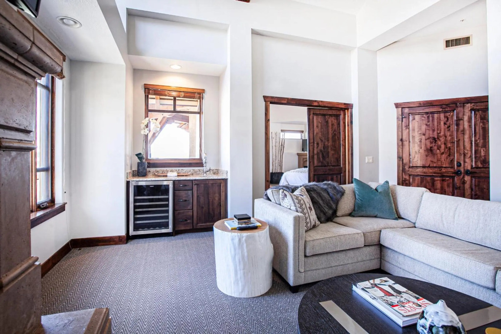 Canyon Base Condos by Lespri