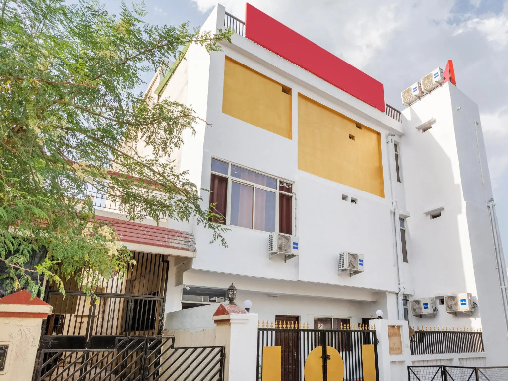 OYO 28691 Hotel Golden Star
