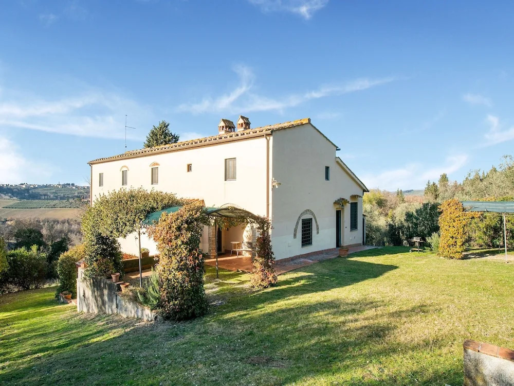 Cosy holiday home in Tuscany with shared swimming pool
