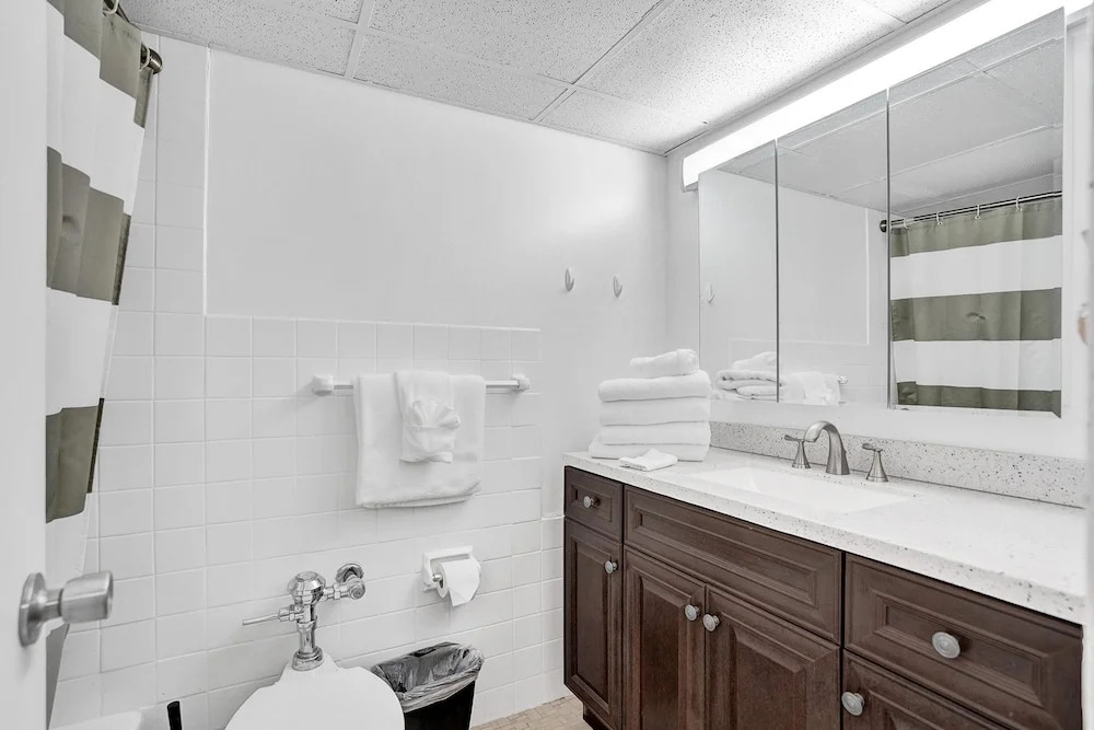 Beautiful cozy 1br apartment walk from the ocean!
