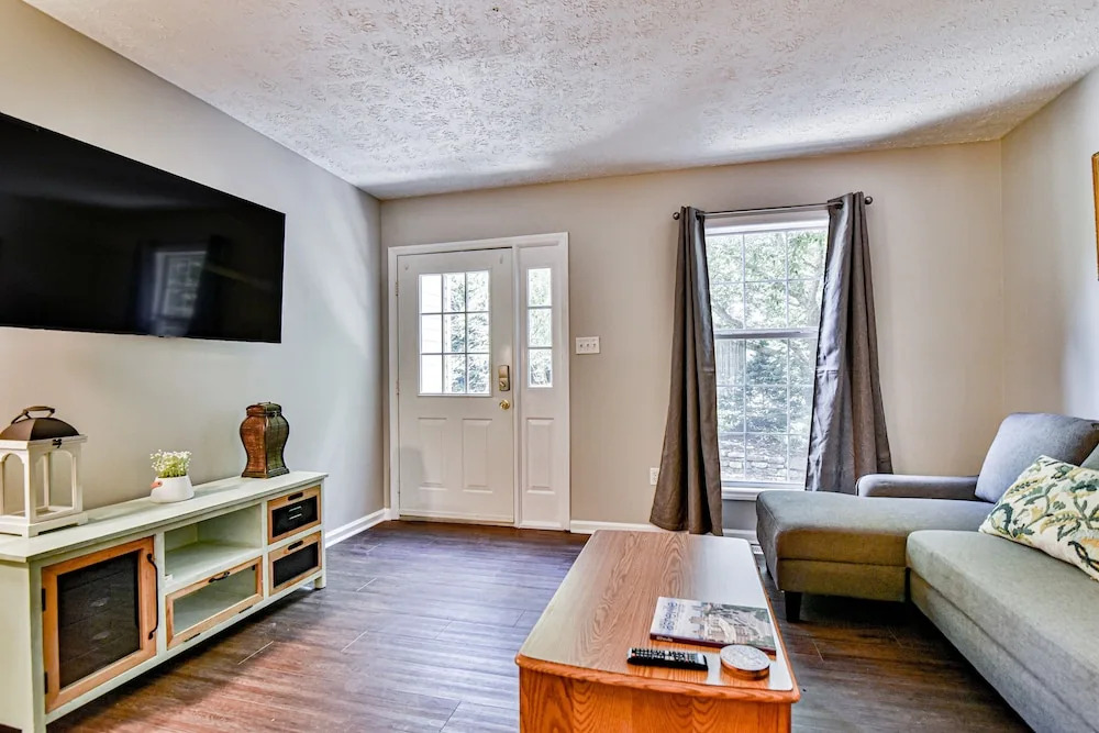 2 BR apt near Mtn to Sea Hiking Trail