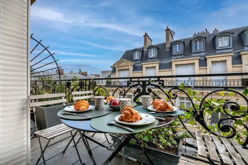 Prestigious Apartment Near the Trocadero