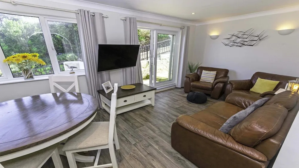 Clifton Court Apt 19 With Heated Pool