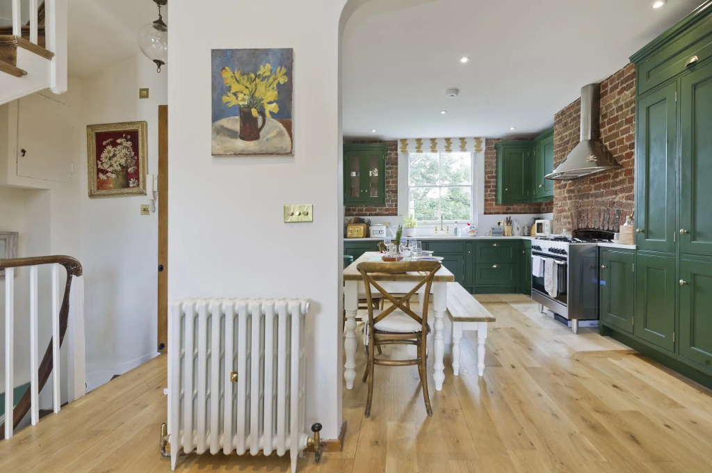 Delightful Apartment in Brackenbury Village Near Hammersmith by Underthedoormat