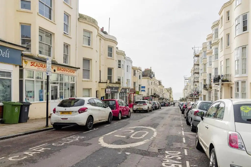 Cosy three bedroom flat next brighton seafront SLEEP 8
