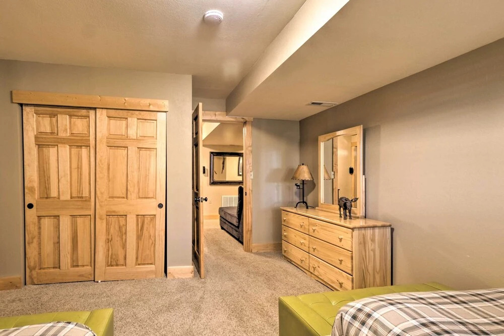 Luxury 4 BR Cabin: 2 King Suites on Shuttle Route