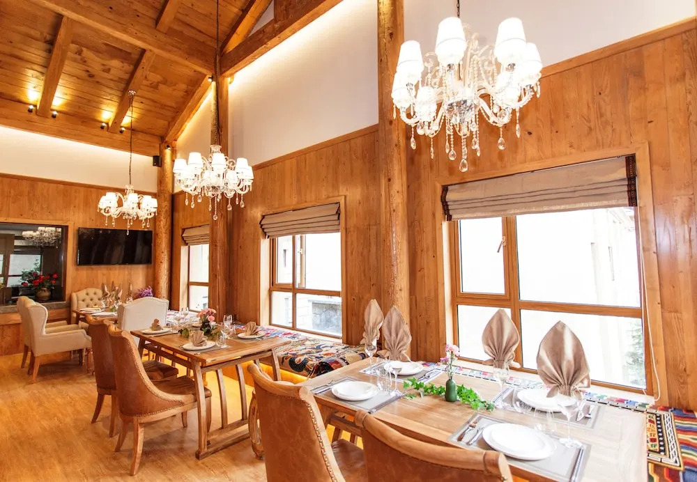 Shangri-La Ganden Manor Hotel by Floral Lux
