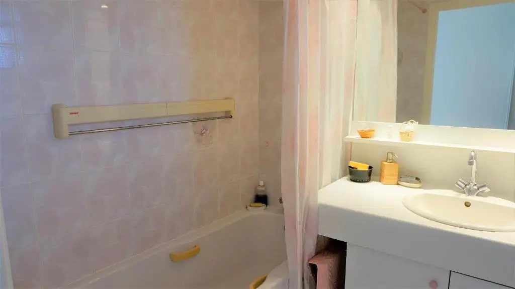 Appartement VUE SUR MER avec WIFI et terrasse à PERROS-GUIREC Ref-816