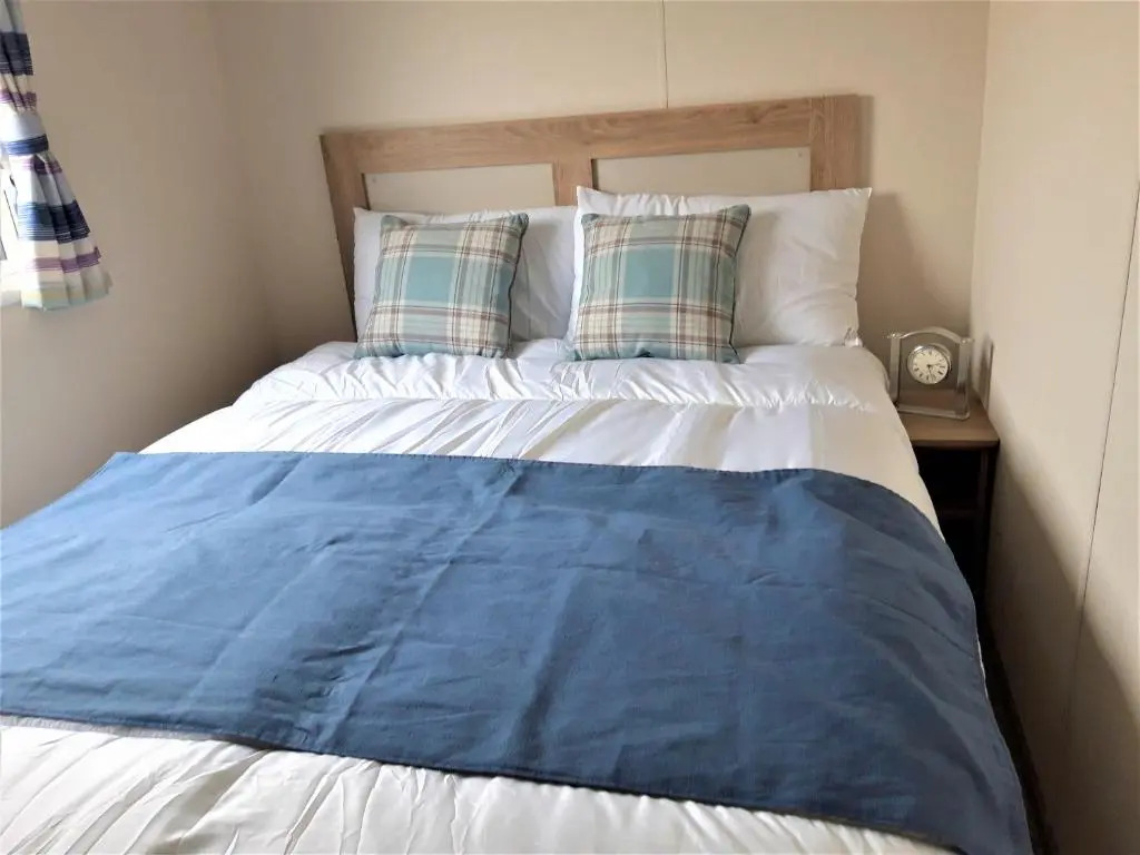 Luxury 8 berth Caravan with Hot Tub & Starlink at Tattershall Lakes