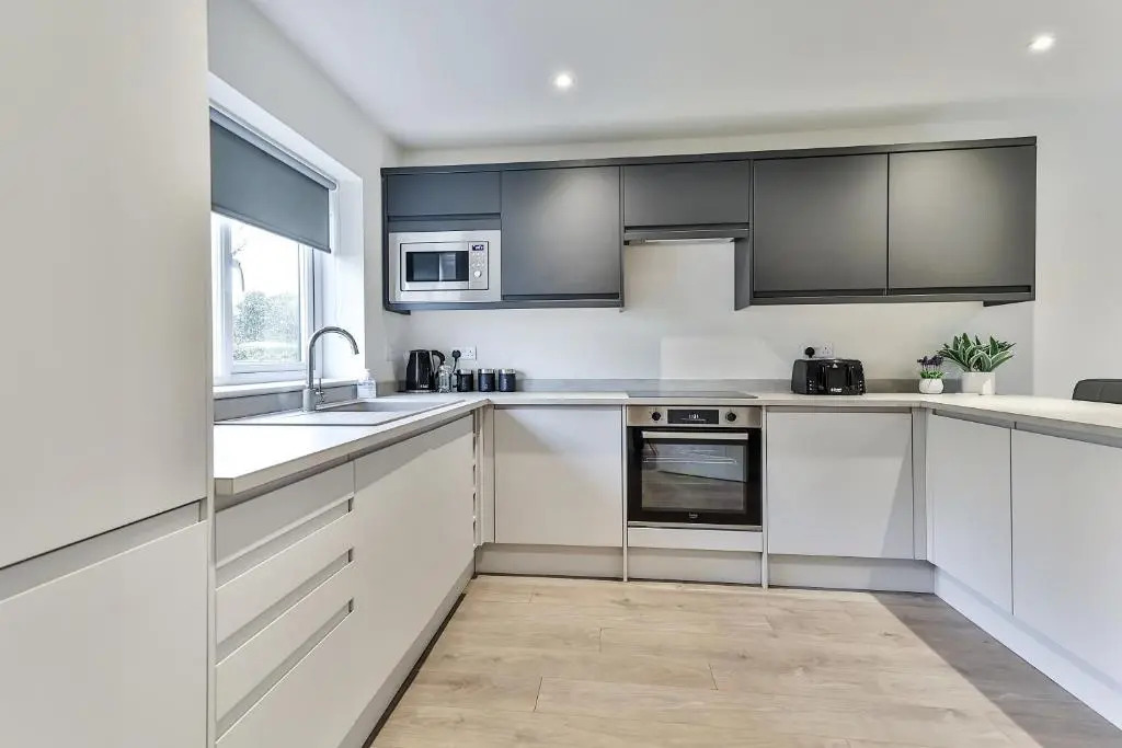 3 Bed Refurbished, Modern House, WiFi, Patio area