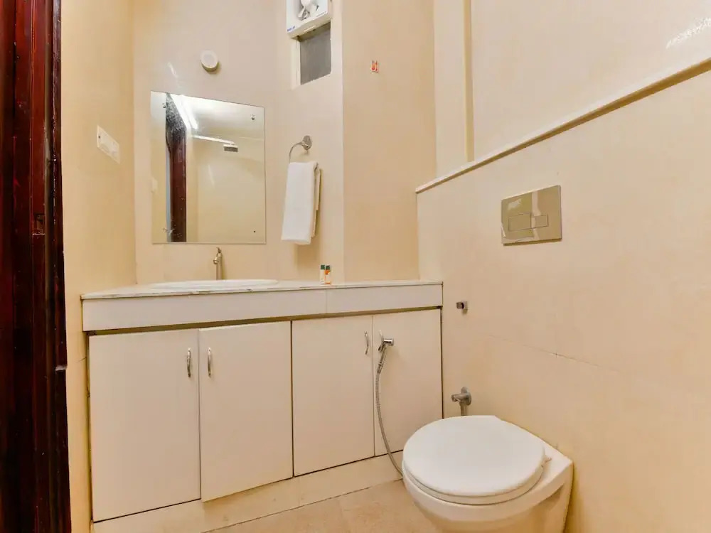OYO 16663 Plaza Suites Hotel