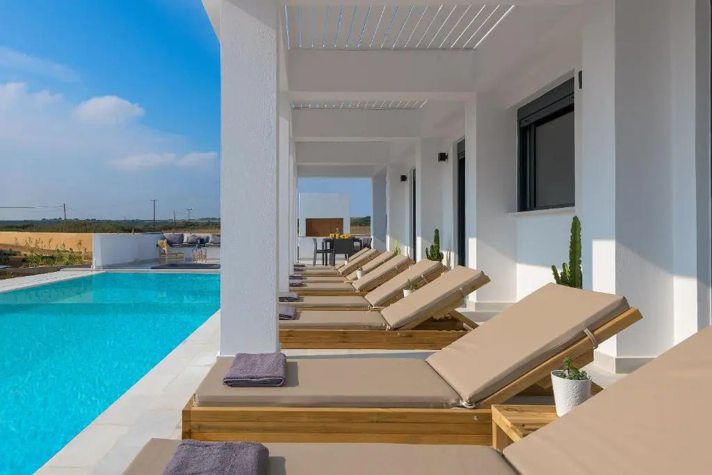 Seawater Villa - Luxury Pool Retreat - 150m Beach