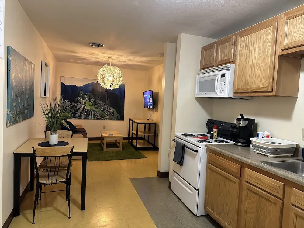 2 Bedroom 2 Bath Downtown Sleeps Six Walkable