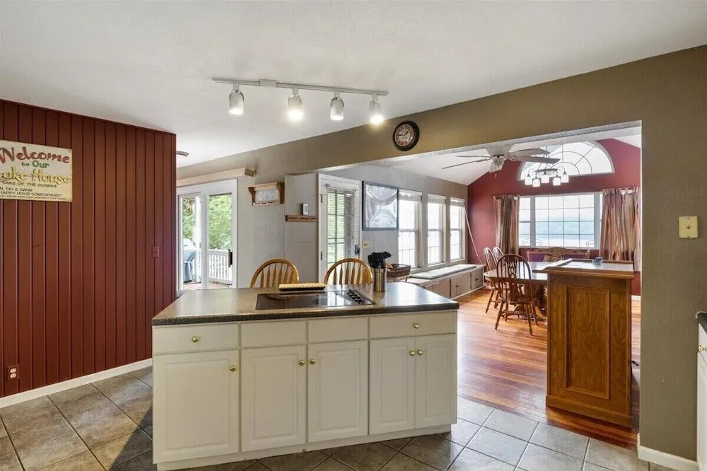Lakeview Manor With Historic Charm and Serene Waters