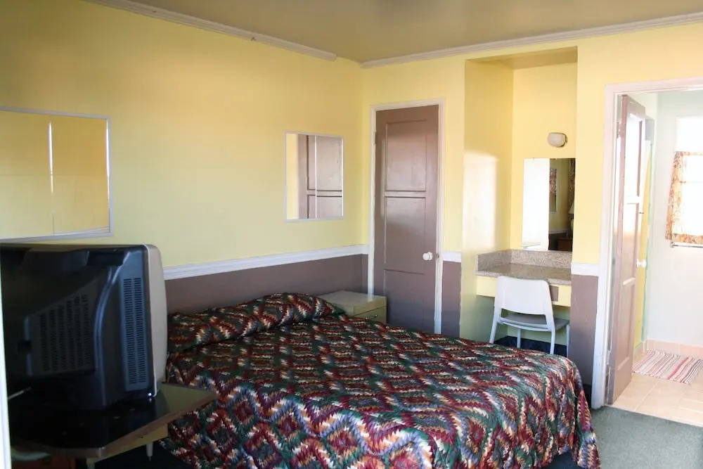 HARRYS MAN CAVE - A Vintage Motel on the Historic 395 route - The New Star Motel Experience