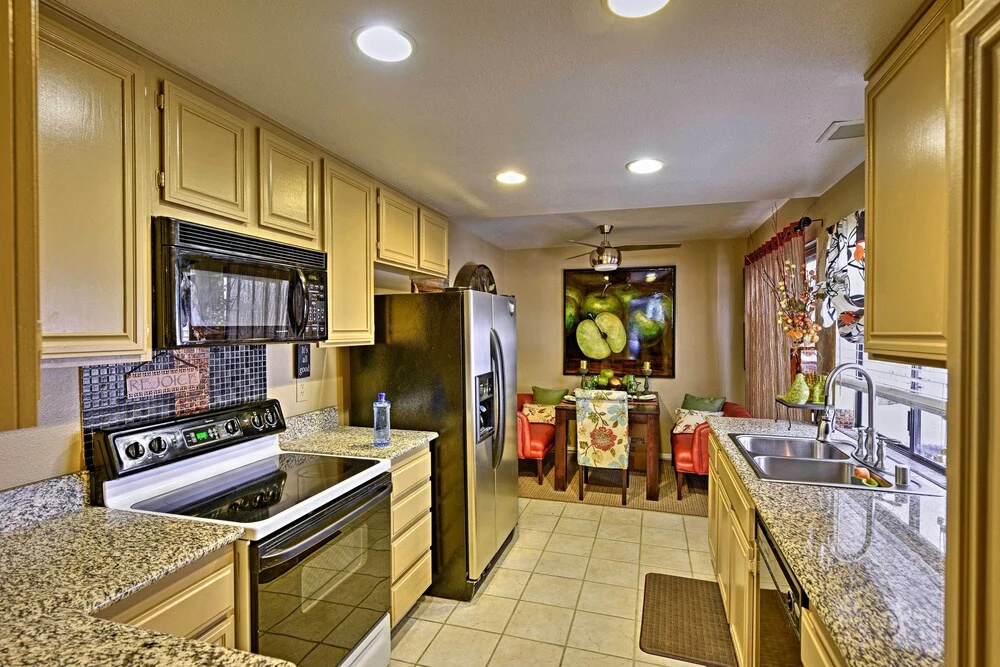 Palm Desert Townhome w/ Mountain Views & Patio