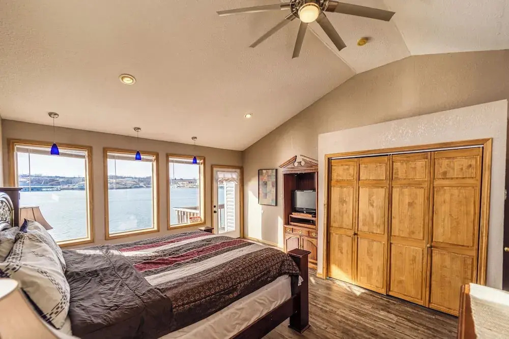 Redbud Retreat Amenity-filled Waterfront Home!
