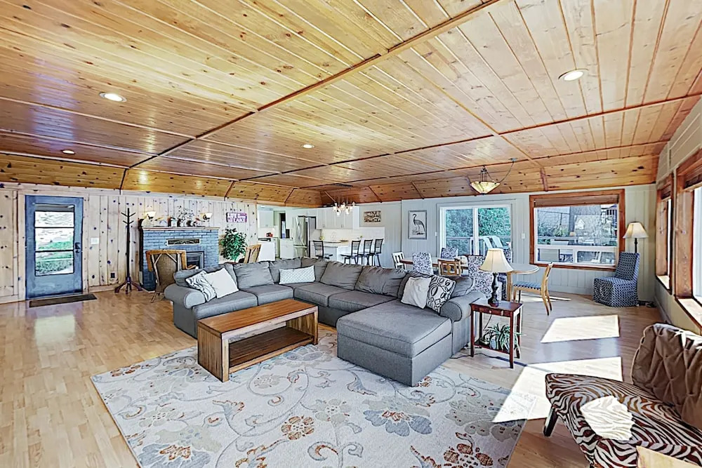 Hidden Gem: 1-acre Lakefront W/ Hot Tub, Dock 4 Bedroom Home